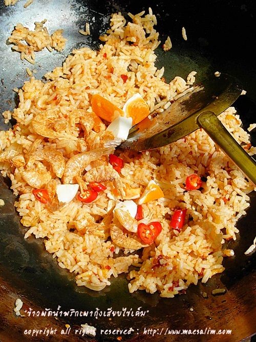 สูตรเด็ดเมนู ข้าวผัดน้ำพริกเผากุ้งเสียบ-ไข่เค็ม